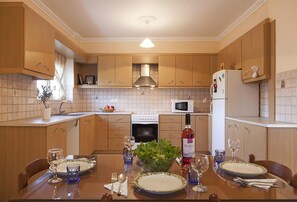 Een koelkast, een oven, een kookplaat, een koffiezetapparaat/waterkoker
