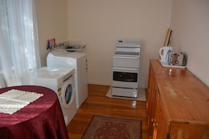 Refrigerador, microondas y tostadora