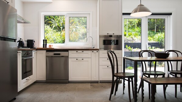 Réfrigérateur, four à micro-ondes, un four, surface de cuisson