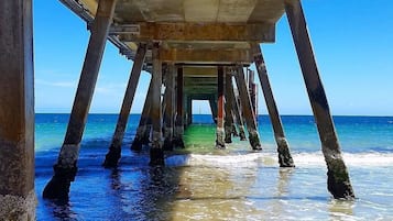 Una spiaggia nelle vicinanze, lettini da mare, teli da spiaggia