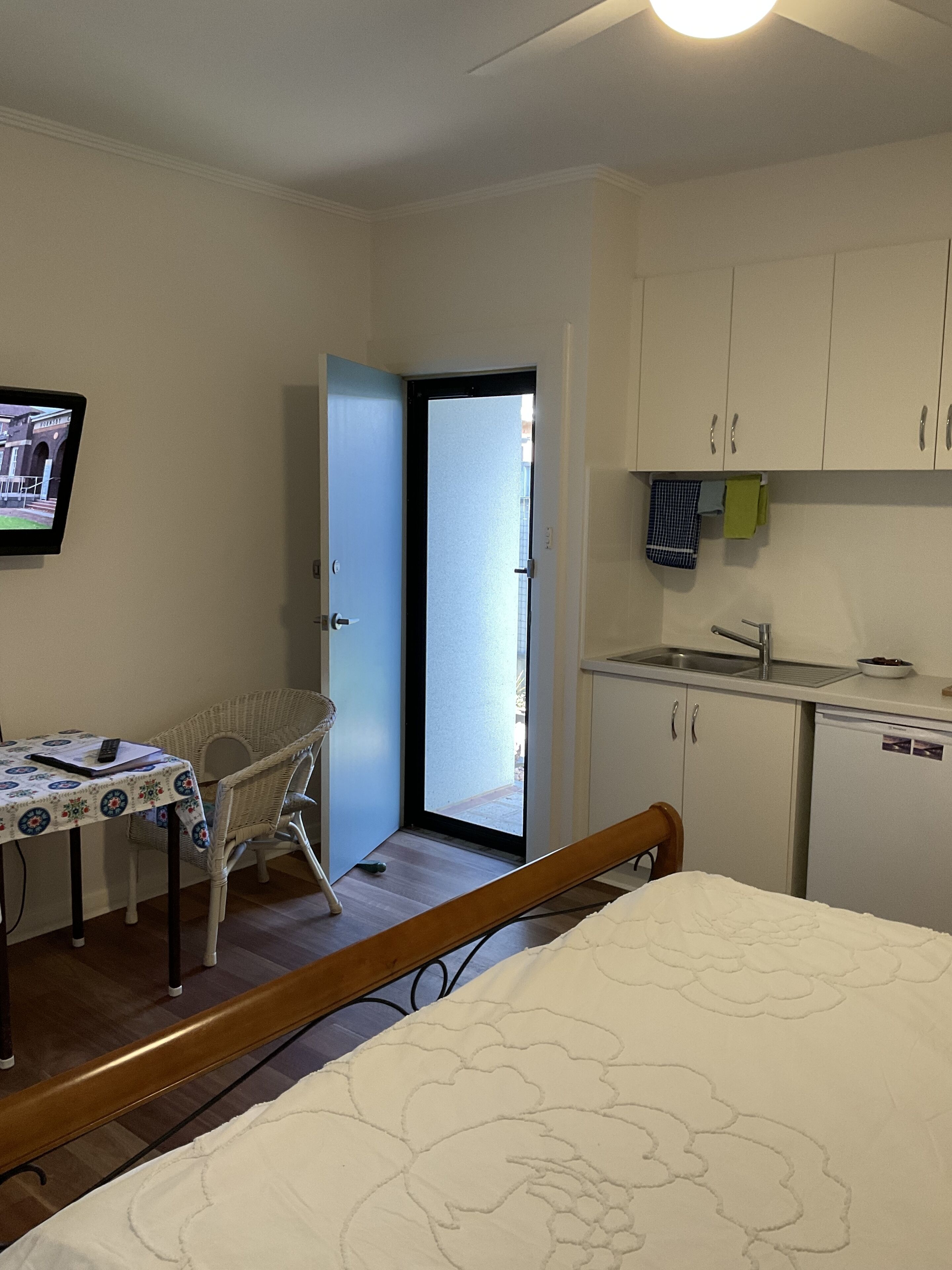 Glenelg Beach  - close to tram, beach & Glenelg Oval - Miffy at Glenelg B&B