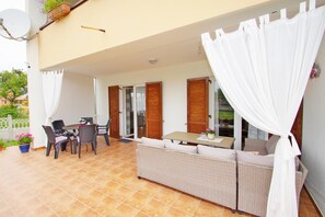 Outdoor dining - Spacious holiday apartment in suburb of Pula, Valdebek (Pula)