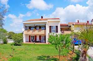 Exterior - Spacious holiday apartment in suburb of Pula, Valdebek (Pula)