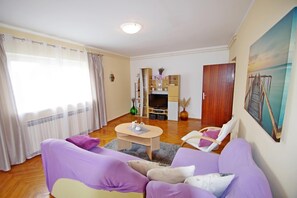 TV, DVD player - Spacious holiday apartment in suburb of Pula, Valdebek (Pula)