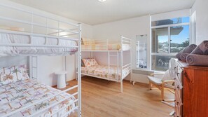 2 bedrooms, iron/ironing board, bed sheets - Seaview 4 - Beautiful Views & Linen Supplied (Avoca Beach)