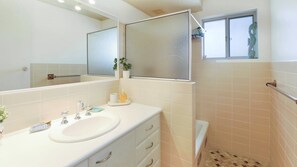Combined shower/bathtub - Seaview 4 - Beautiful Views & Linen Supplied (Avoca Beach)