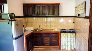 Fridge, microwave, oven, coffee/tea maker