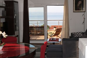 Flatskjerm-TV, peis og bøker