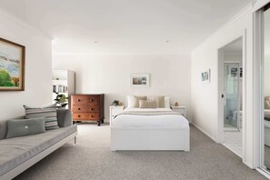 3 habitaciones, escritorio y tabla de planchar con plancha 