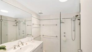 Shower - Terrace 5 - Fabulous Location (AVOCA BEACH)
