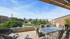 Outdoor dining - Terrace 5 - Fabulous Location (AVOCA BEACH)