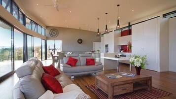 Een smart-tv, een dvd-speler, boeken en een filmbibliotheek