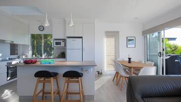 Een koelkast, een magnetron, een oven, een vaatwasser