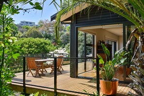 Outdoor dining - The Arthouse - NZ Architect Award-winning Nelson Waterfront Home (Stepneyville)