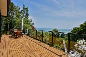 Outdoor dining - The Arthouse - NZ Architect Award-winning Nelson Waterfront Home (Stepneyville)