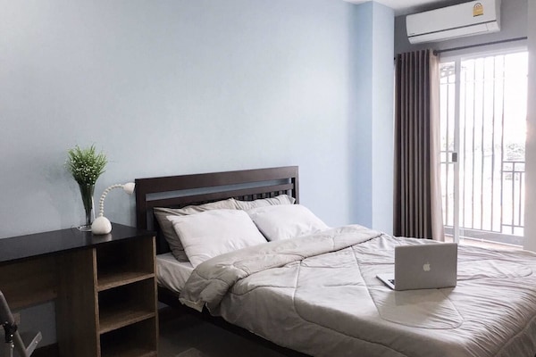 Desk, soundproofing, free WiFi, bed sheets