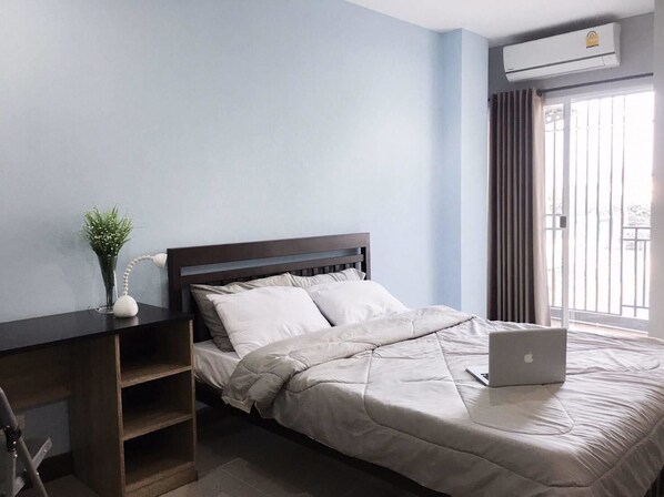 Camera Standard | Una scrivania, insonorizzazione, Wi-Fi gratuito, lenzuola