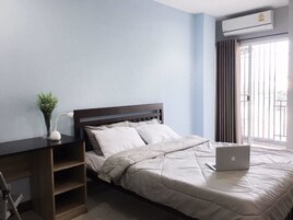 Escritorio, sistema de insonorización, wifi gratis y ropa de cama 