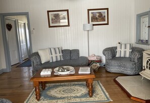 Smart-TV, peis, DVD-spiller og bøker