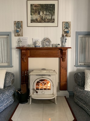 Interior - Cherry Blossom Cottage- country Charm with Spa (Stanthorpe)