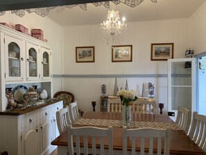 Dining - Cherry Blossom Cottage- country Charm with Spa (Stanthorpe)