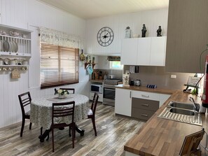 Fridge, microwave, oven, stovetop - Cherry Blossom Cottage- country Charm with Spa (Stanthorpe)