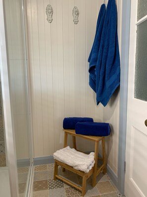 Interior - Cherry Blossom Cottage- country Charm with Spa (Stanthorpe)