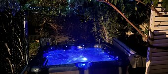 Cherry Blossom Cottage- country Charm with Spa