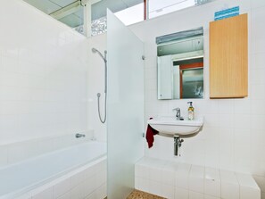 Combined shower/bathtub, hair dryer - Perla Del Mare - Aldinga Beach - C21 SouthCoast Holidays (Aldinga Beach)