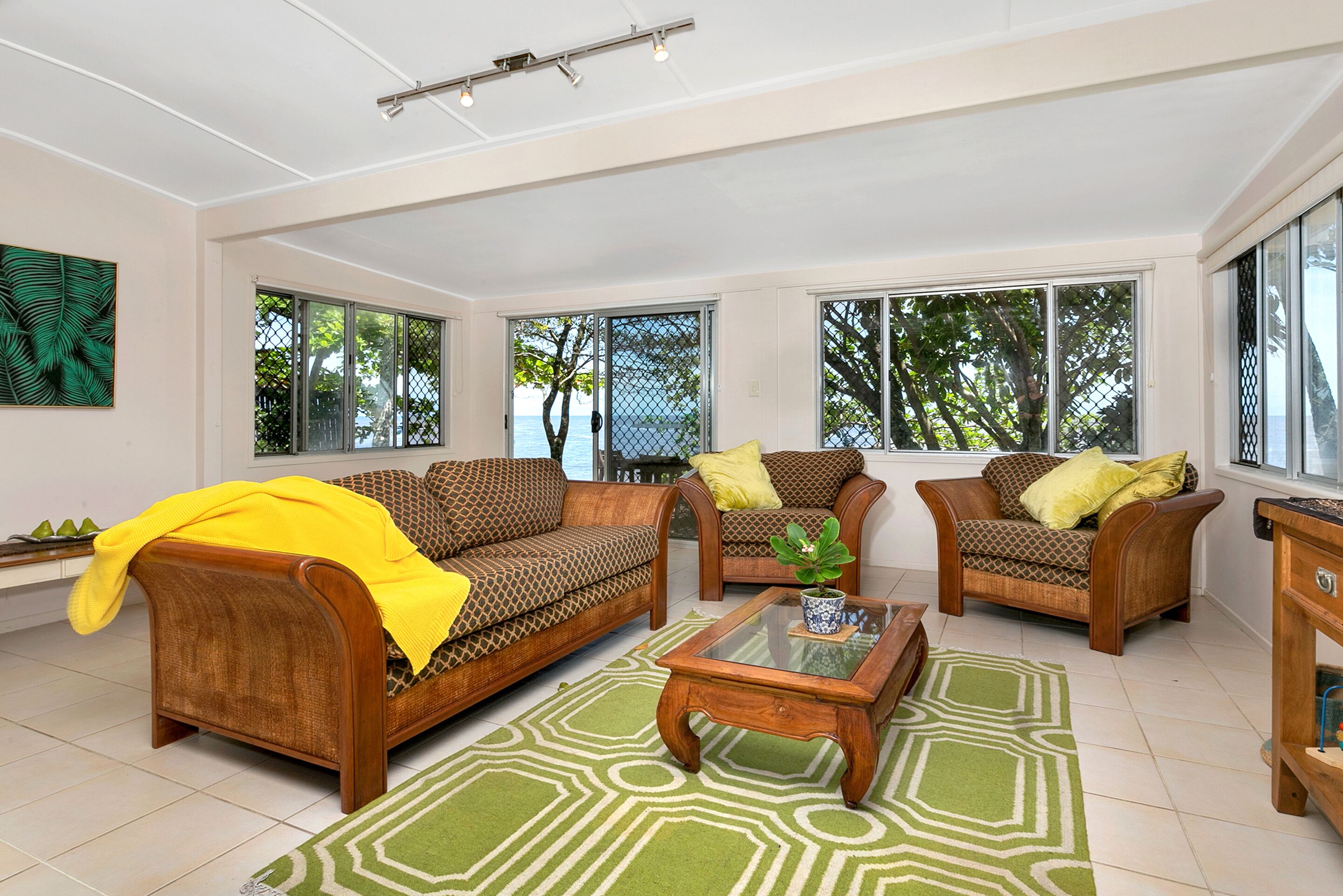 ABSOLUTE BEACHFRONT RIGHT AT YOUR DOORSTEP! Beach house on Cinderella — image 4