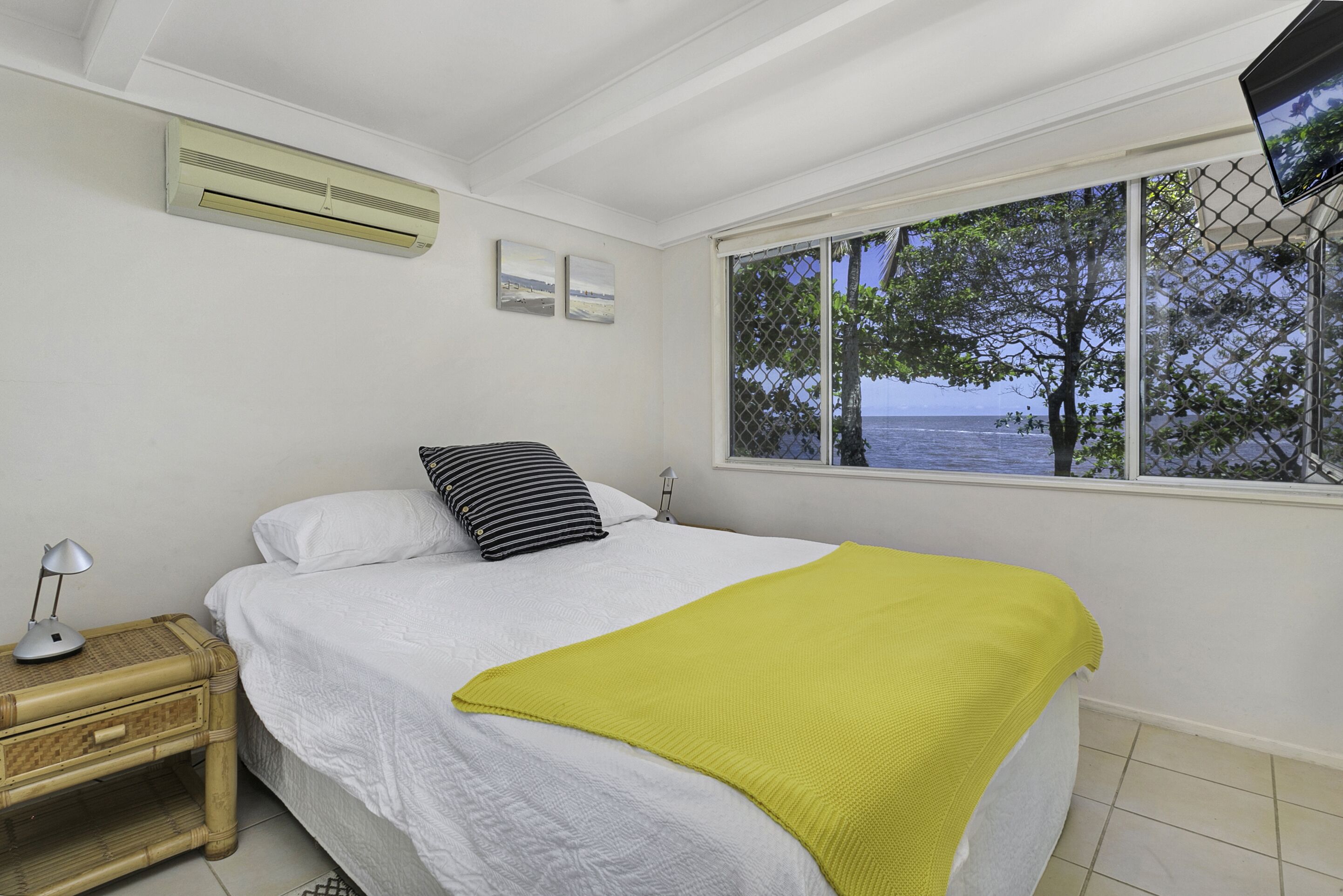 ABSOLUTE BEACHFRONT RIGHT AT YOUR DOORSTEP! Beach house on Cinderella — image 6