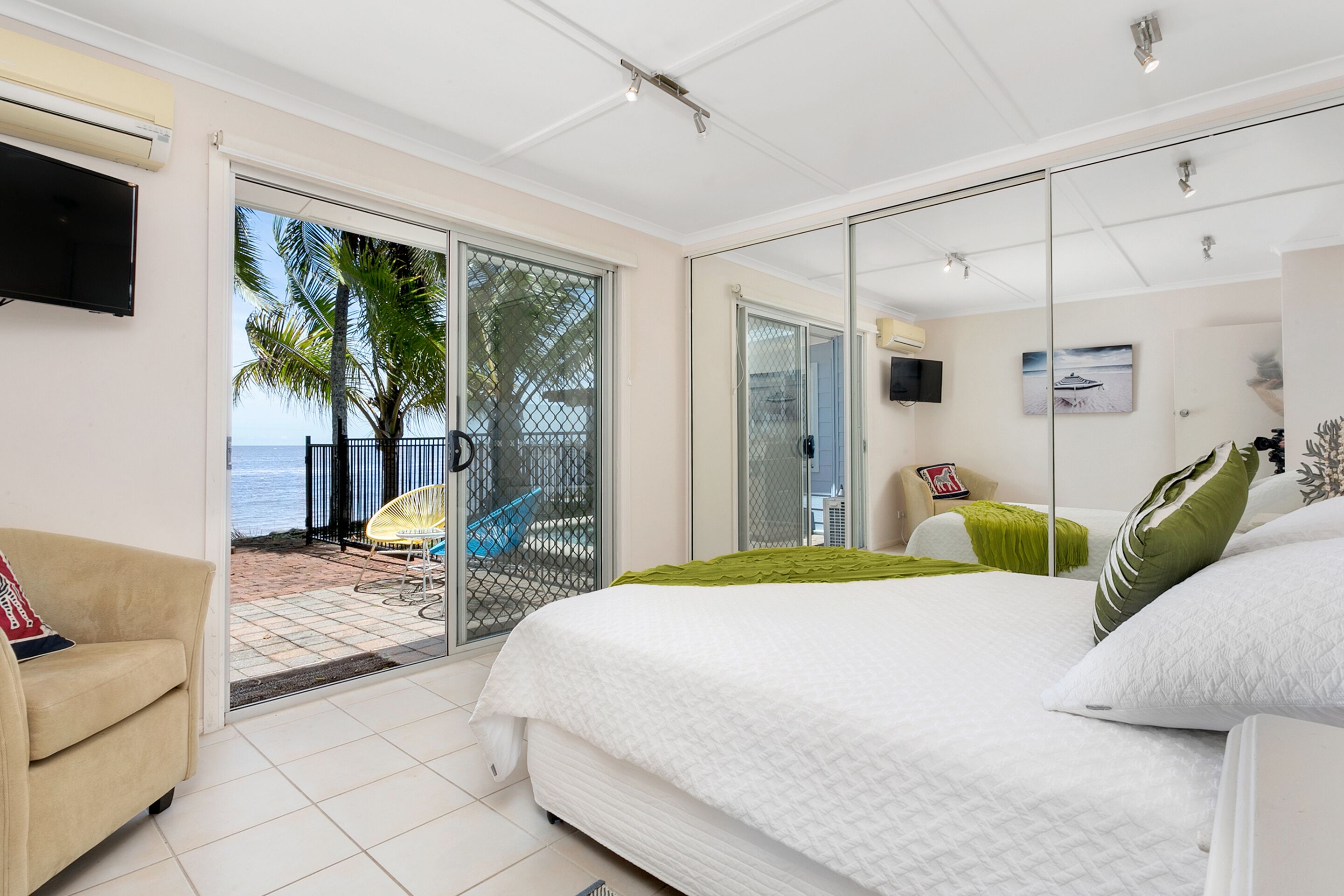 ABSOLUTE BEACHFRONT RIGHT AT YOUR DOORSTEP! Beach house on Cinderella — image 7