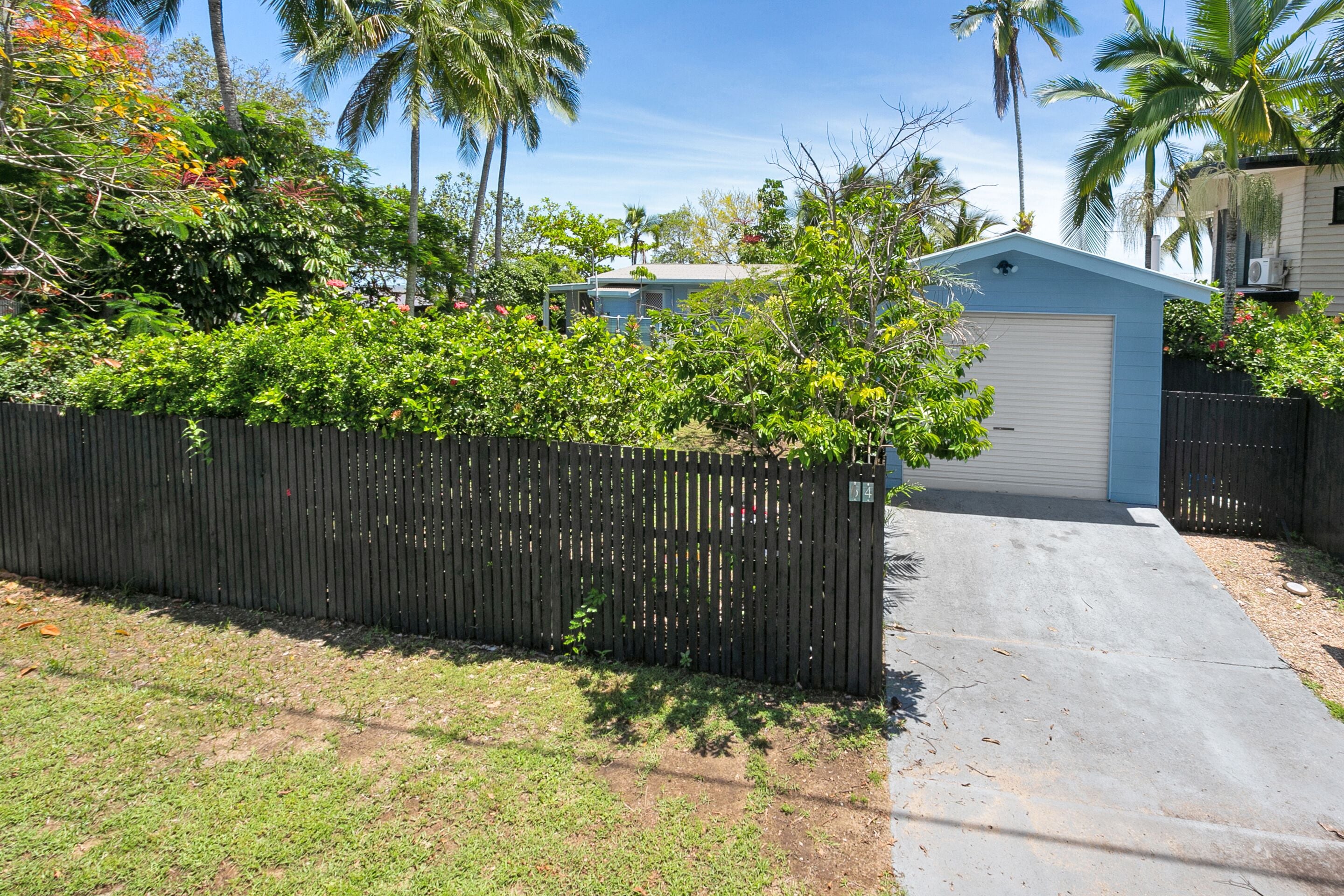 ABSOLUTE BEACHFRONT RIGHT AT YOUR DOORSTEP! Beach house on Cinderella — image 11