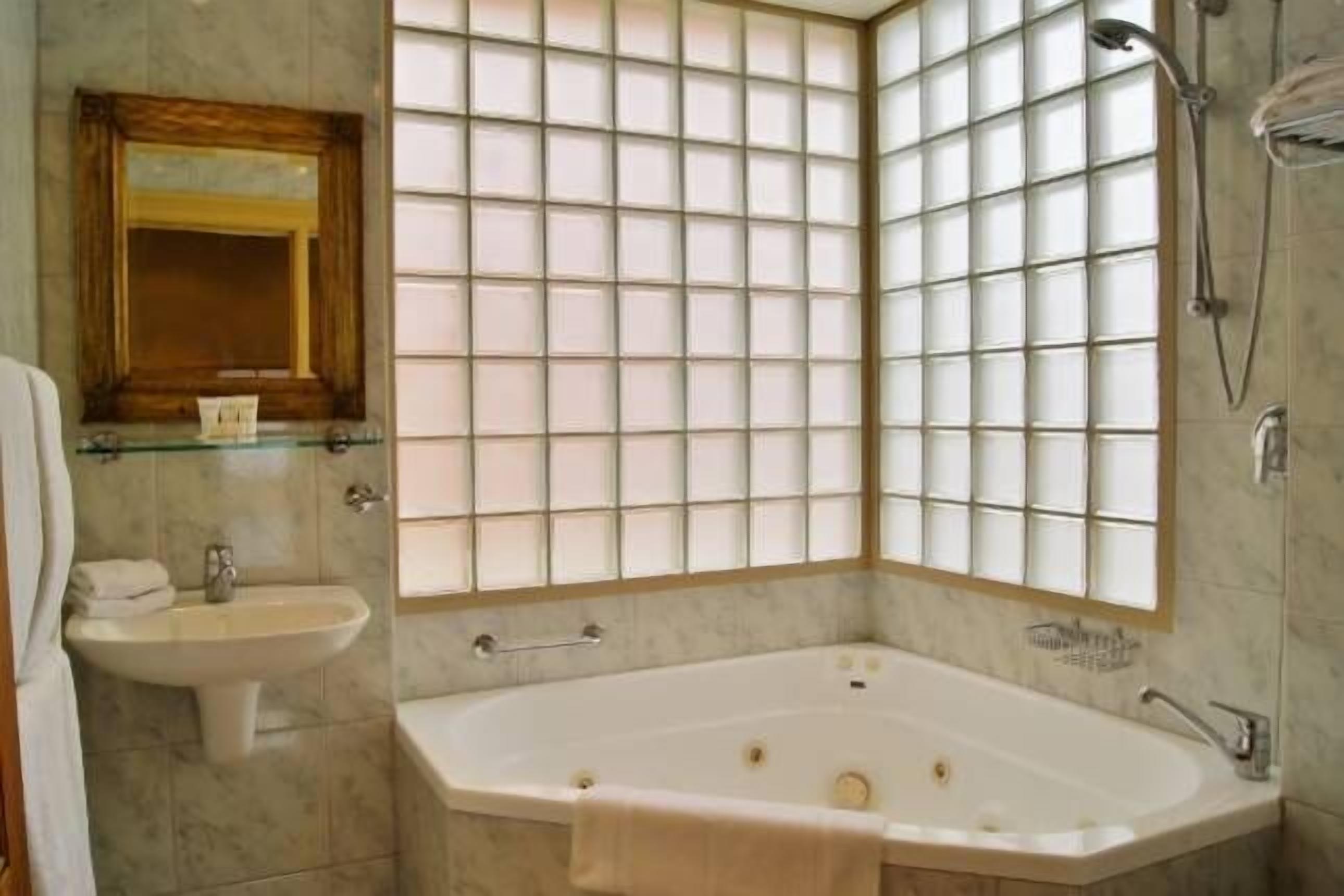 Fire Station Inn Penthouse Spa Apartment — image 16