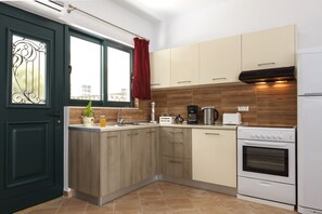 Kühlschrank, Ofen, Herdplatte, Wasserkocher mit Kaffee-/Teezubehör