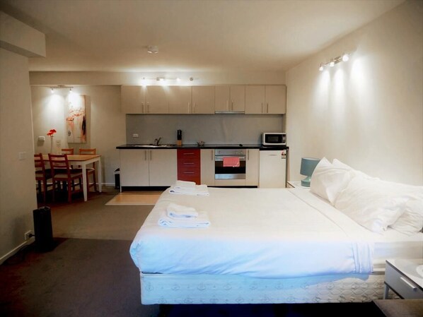 Iron/ironing board, free WiFi, bed sheets
