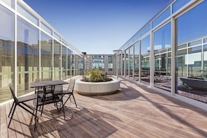 Outdoor dining - Fawkner Residence 1B1B Condo with Pool&Gym Access (Melbourne)