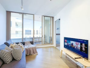 TV, offices - Fawkner Residence 1B1B Condo with Pool&Gym Access (Melbourne)