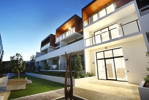 StayCentral - Northcote Hill Penthouse - Campbell Grove, Northcote - 2 Bedrooms, 2 Beds, 1 Bathroom, 1 secure undercover parking spot.