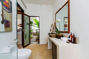 Baignoire, serviettes fournies, savon, papier toilette