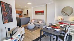 Eine moderne Wohnung mit Essbereich, Küche und Wohnzimmer.
