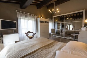 1 habitación, tabla de planchar con plancha, wifi y ropa de cama