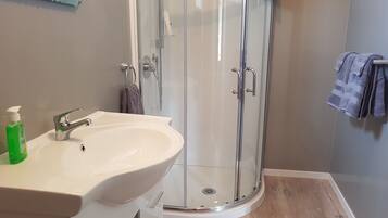 Douche, serviettes fournies, papier toilette