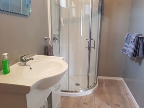 Dusche, Handtücher, Toilettenpapier