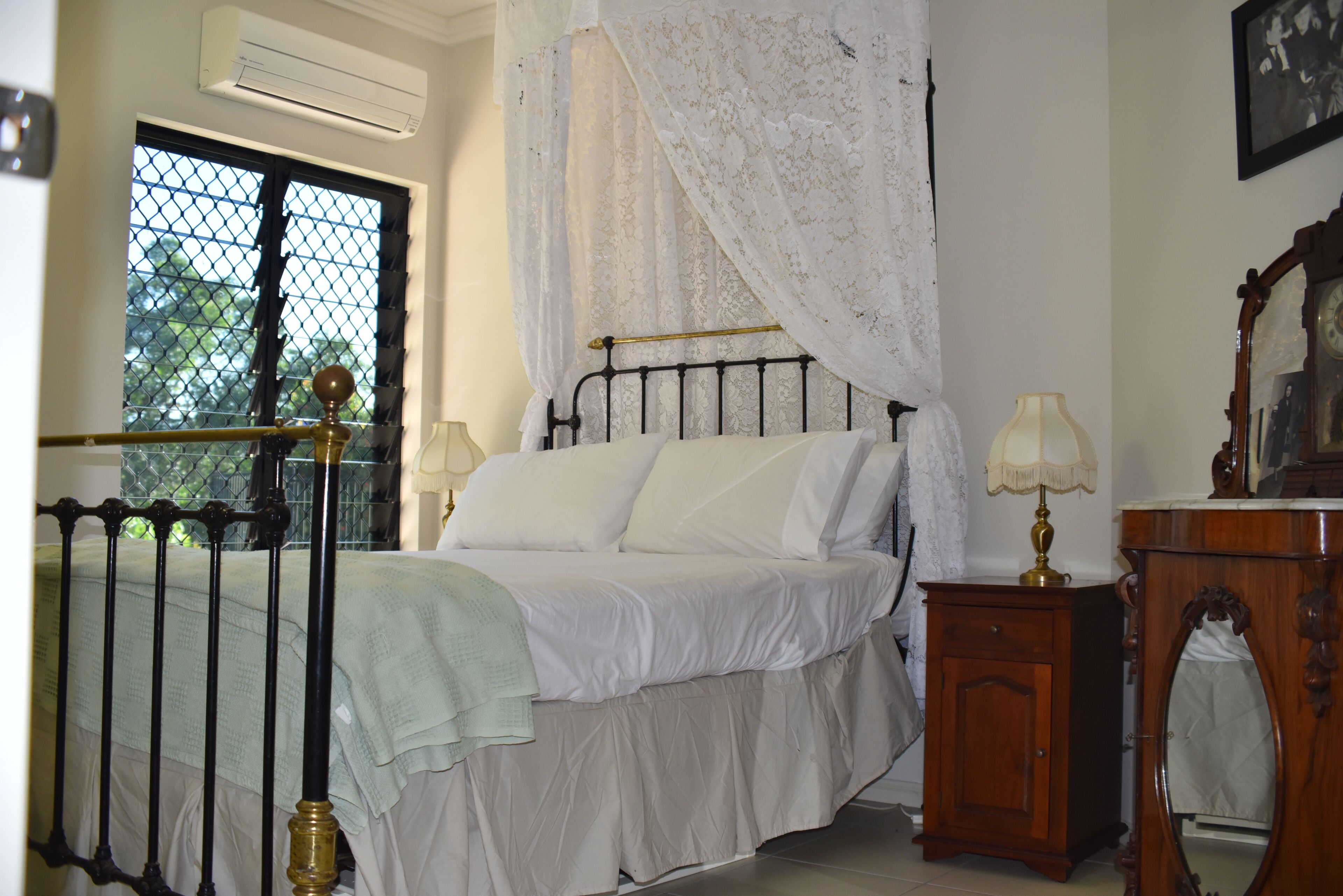 Rainforest views 3 bed, 2 bath. Whole of house or per room B&B accommodation.