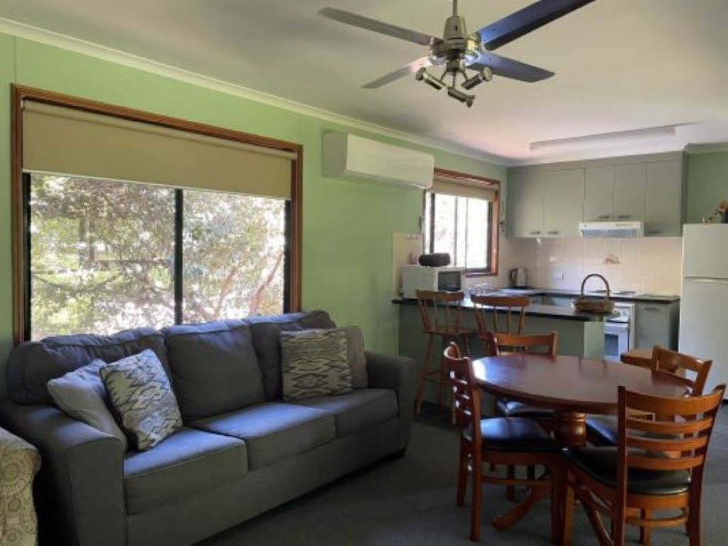 Smart-TV, DVD-Player, Bücher, Stereoanlage