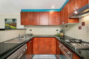 ميكروويف، موقد طهي مسطح، غسالة أطباق