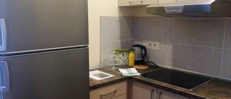 Frigorifero, piano cottura, macchina per tè/caffè