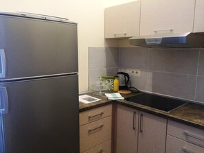 Kühlschrank, Herdplatte, Wasserkocher mit Kaffee-/Teezubehör