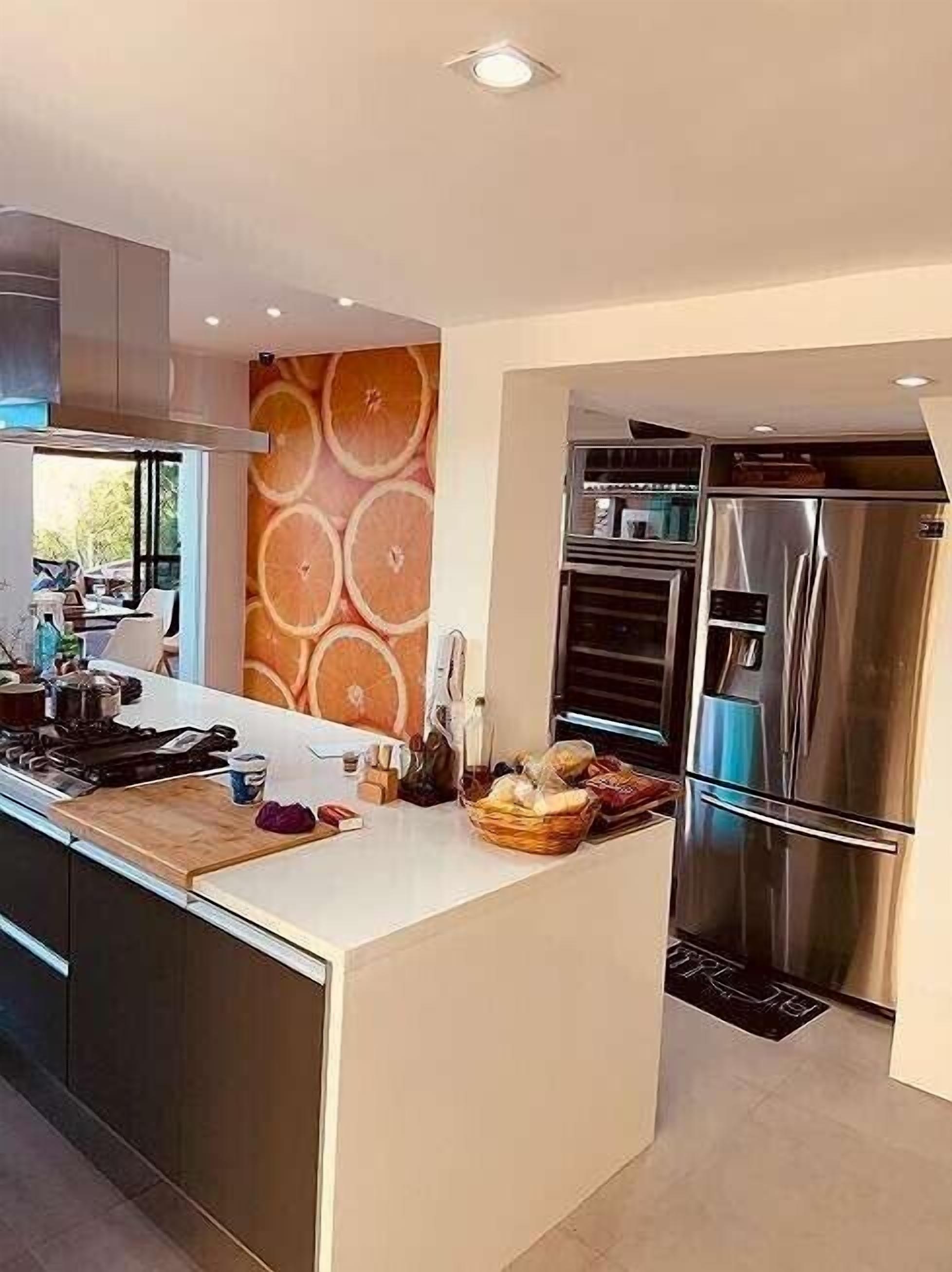 冷蔵庫、電子レンジ、オーブン、コンロ